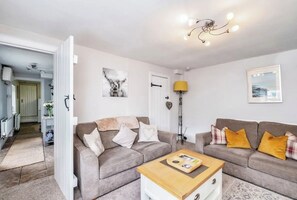 Smart TV, fireplace, DVD player - Cosy Highland Cottage Stay (Drumnadrochit)