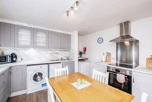 Fridge, microwave, oven, stovetop - Cosy Highland Cottage Stay (Drumnadrochit)