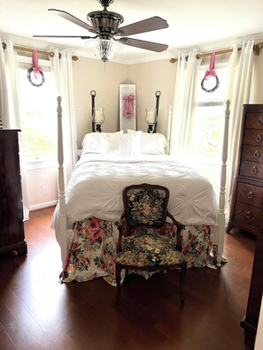 2 bedrooms, iron/ironing board, internet, bed sheets