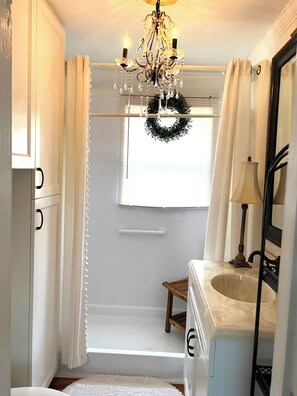 Een douche, een haardroger, handdoeken, toiletpapier