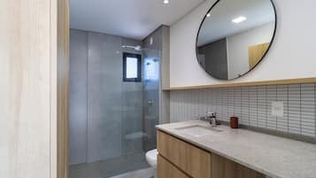 Apartamento básico | Banheiro | Produtos de toalete grátis