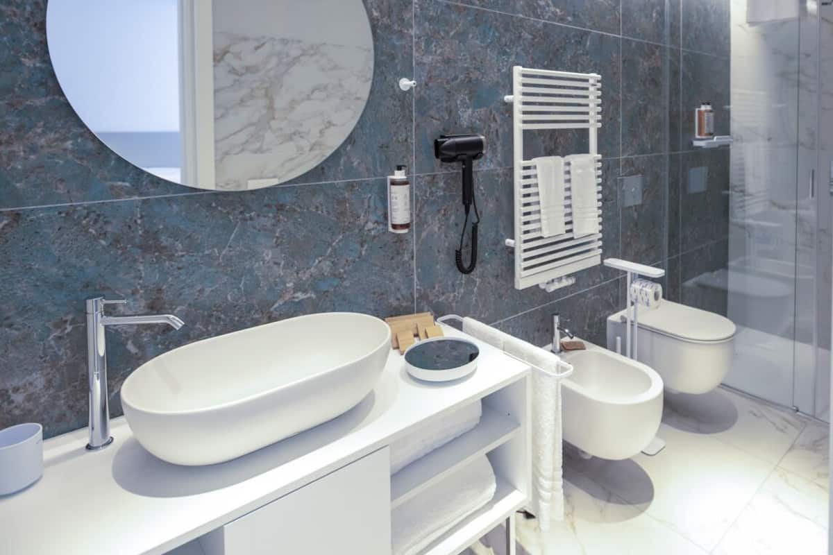 Douche, articles de toilette gratuits, sèche-cheveux, chaussons