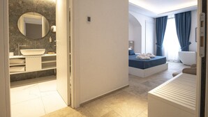 A modern bathroom with a large sink, mirror, and marble backsplash. - Hotel Palazzo Antonietta (Castellabate)