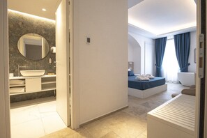 豪華客房 | 迷你吧、客房內保險箱、書桌、筆電工作空間