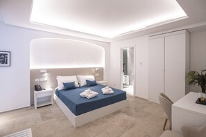 Superior Room, City View | Bar mini, peti besi dalam bilik, meja, ruang kerja komputer riba 