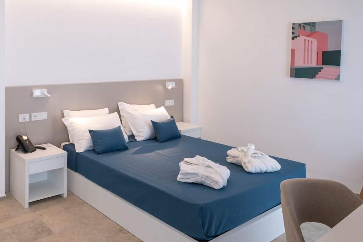 Minibar, coffres-forts dans les chambres, bureau