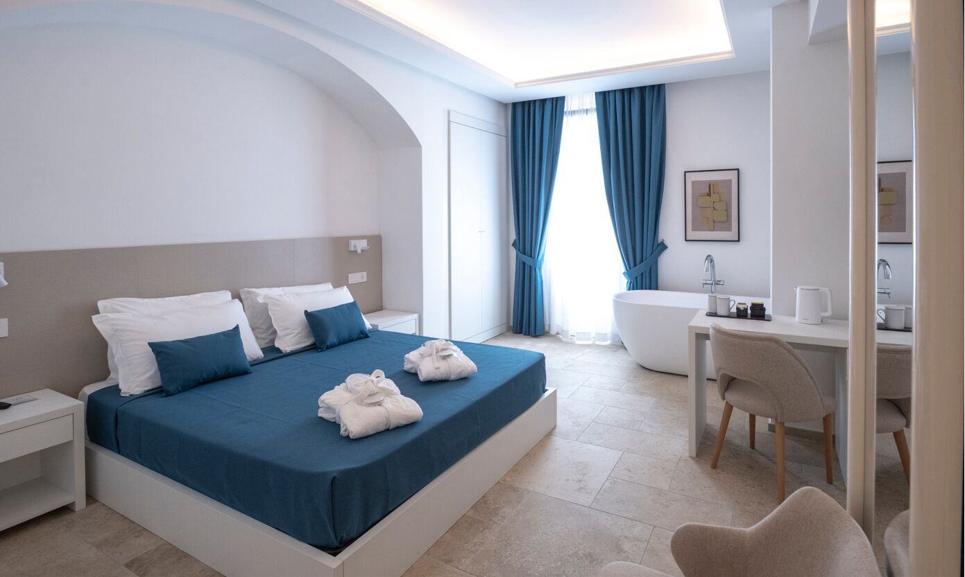 Minibar, coffres-forts dans les chambres, bureau