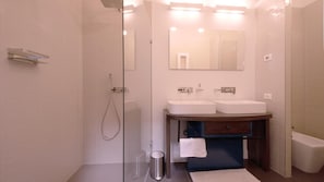Douche, sĂšche-cheveux, bidet, serviettes fournies