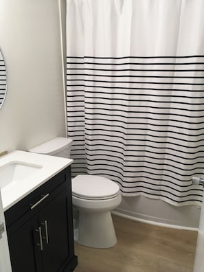 Douche, sèche-cheveux, serviettes fournies, savon