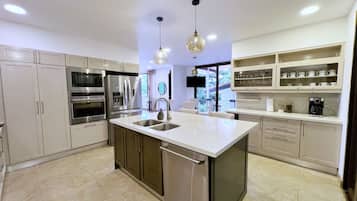 Micro-ondes, four, plaque de cuisson, lave-vaisselle