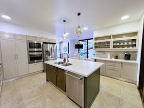 Microondas, horno, placa de cocina, lavavajillas