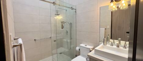 Dutxa, assecador de cabells, tovalloles i sabó