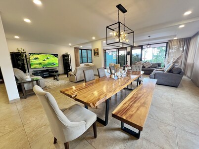 Spacious 5-bedroom house with, Pool, Gym, Sauna, and Large Yard in Escazu