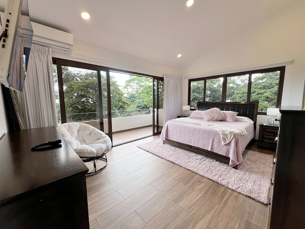 5 habitaciones, tabla de planchar con plancha y acceso a internet
