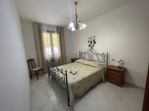 2 habitaciones, tabla de planchar con plancha, internet y ropa de cama