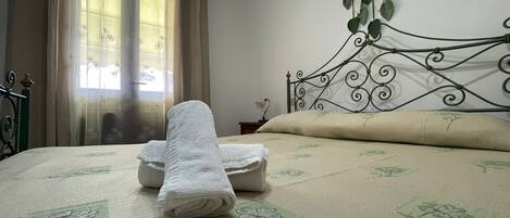 2 chambres, fer et planche à repasser, accès Internet, draps fournis