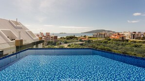 A rooftop pool with a clear view of the sea and surrounding buildings. - Full Apartment at Ingleses Beach-sc Gge203 (Florianópolis)