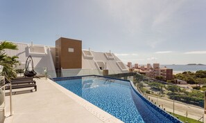 A rooftop swimming pool with a clear view of the sea and surrounding buildings. - Full Apartment at Ingleses Beach-sc Gge203 (Florianópolis)
