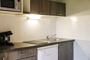 Kylskåp, mikrovågsugn, spishäll och diskmaskin