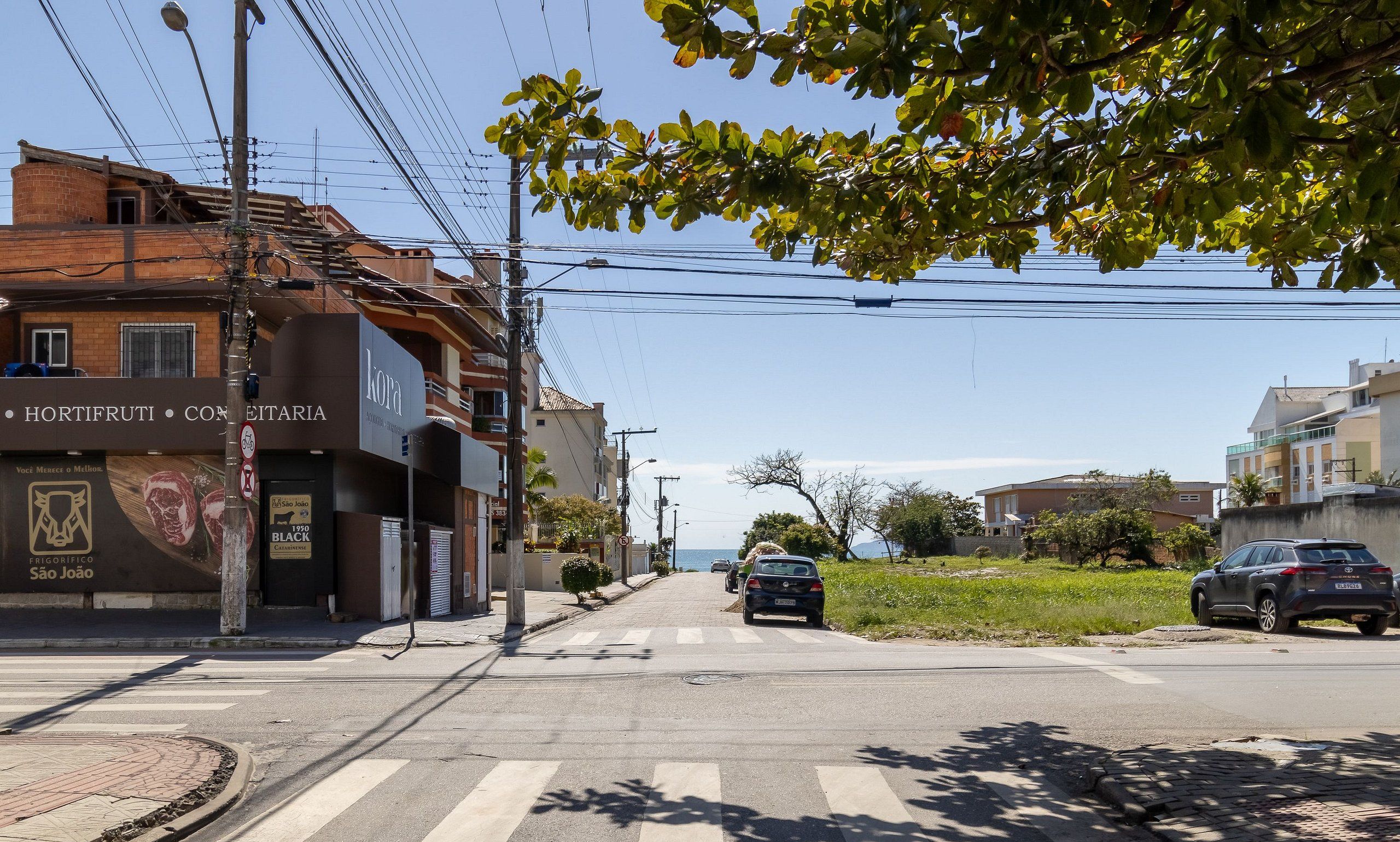 A street view with a building labeled "KORA" and a crosswalk.
