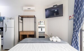 A bedroom with a bed, a TV, a wardrobe, and a desk. - Cozy Apartment Less Than 100 m From the Beach Gdi2 (Florianópolis)