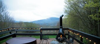 Crows Nest Mtn. Chalet - Hot Tub, Mtn Views, Dog Friendly
