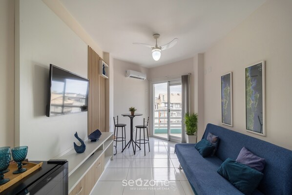 Basic Apartment | Living room