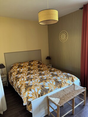 2 bedrooms, iron/ironing board