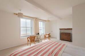 2 bedrooms, desk, iron/ironing board, WiFi - Seaside Cottage, Deal (Deal)