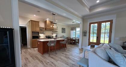 Peaceful 3-bed, 3 bath house with AC in charming Kingsland