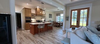 Peaceful 3-bed, 3 bath house with AC in charming Kingsland