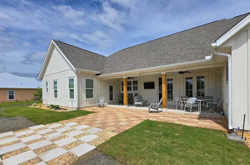 Peaceful 3-bed, 3 bath house with AC in charming Kingsland