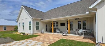 Peaceful 3-bed, 3 bath house with AC in charming Kingsland