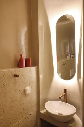 Shower, hair dryer, towels, soap - Siroa Atrium | Stone & Light (Ermoupoli)
