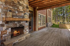 Terrace/patio - Cowboy Luxe - Moonlight Basin (Big Sky)