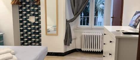 Chambre triple supérieure | Literie de qualité, espace de travail pour ordinateurs portables