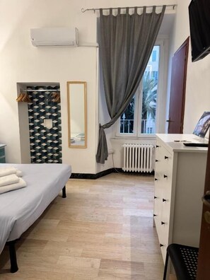 Ropa de cama de alta calidad y espacio para trabajar con laptop 