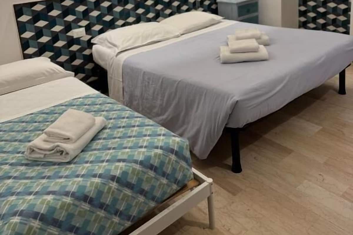 Chambre triple supérieure | Literie de qualité, espace de travail pour ordinateurs portables