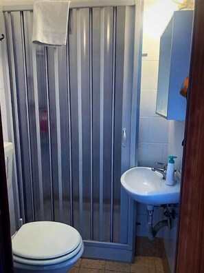 Chambre Deluxe double | Salle de bain | Douche, douche cascade, séchoir à cheveux, serviettes fournies