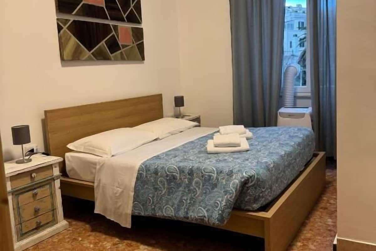 Chambre quadruple familiale | Literie de qualité, espace de travail pour ordinateurs portables