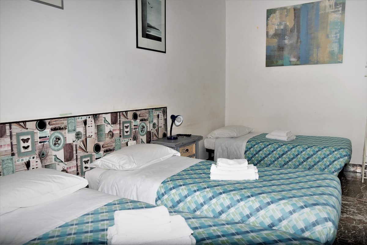 Chambre triple Deluxe | Literie de qualité, espace de travail pour ordinateurs portables