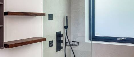 Haartrockner, Handtücher, Seife, Toilettenpapier