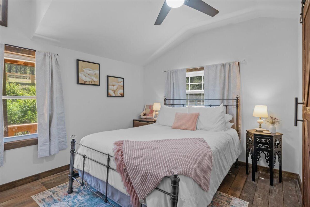 1 bedroom, travel cot, free WiFi, bed sheets