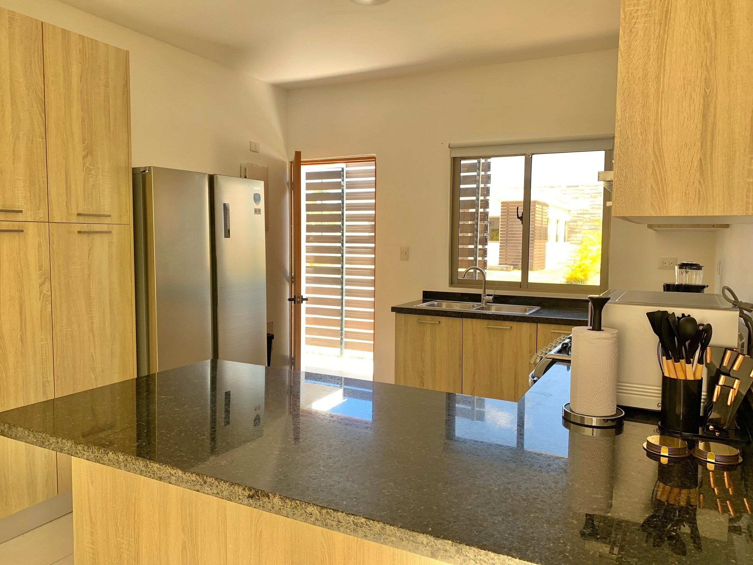 Coffee/tea maker, fridge, microwave, oven