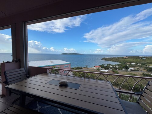 Perfect Island Getaway--amazing ocean views and refreshing pool at Coakley Bay!