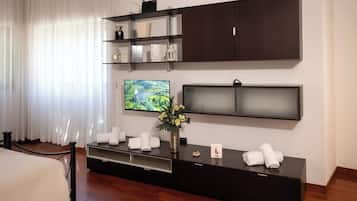 Habitación familiar, balcón, vista al jardín | Escritorio, insonorización, tabla de planchar con plancha y wifi gratis