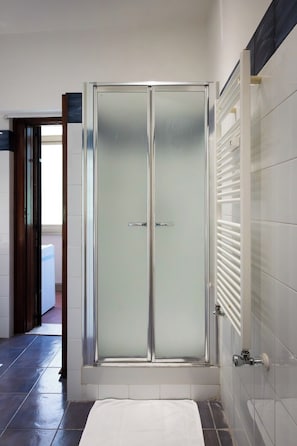 Deluxe Double Room, Balcony, Garden View | Bathroom