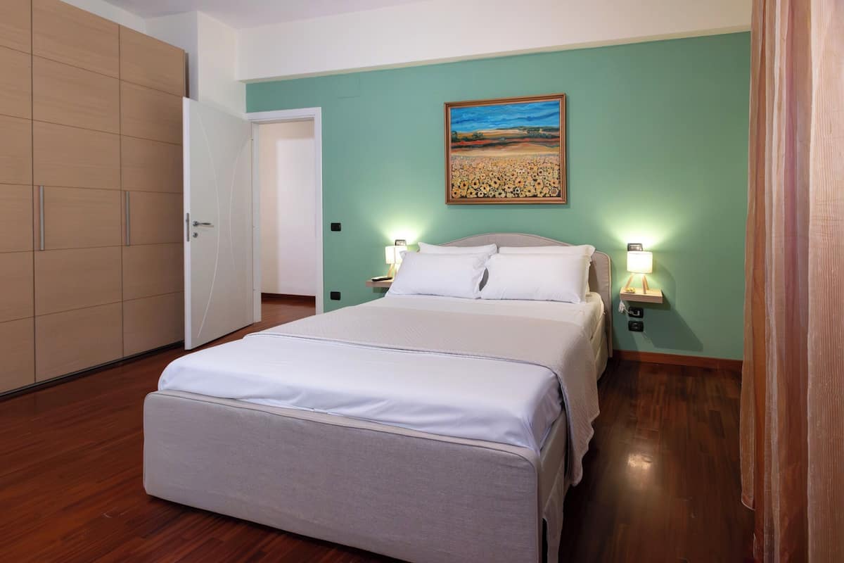 Deluxe Double Room, Balcony, Garden View | Meja, kalis bunyi, seterika/papan seterika, Wi-fi percuma 