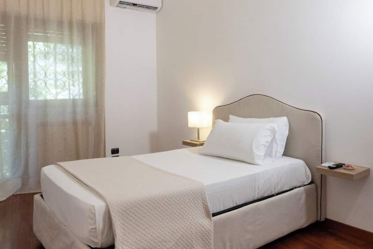 Basic Room, Balcony, Garden View | Desk, soundproofing, iron/ironing board, free WiFi