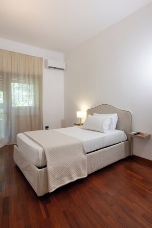 Bureau, chambres insonorisées, fer et planche à repasser, Wi-Fi gratuit